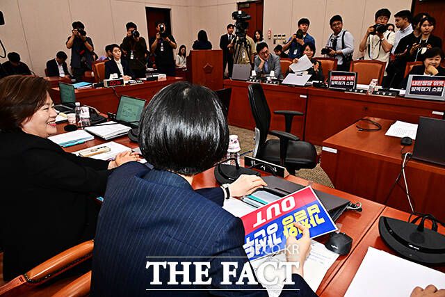 강선우 후보자 모두발언 앞두고 피켓 제거하는 여야 의원들.