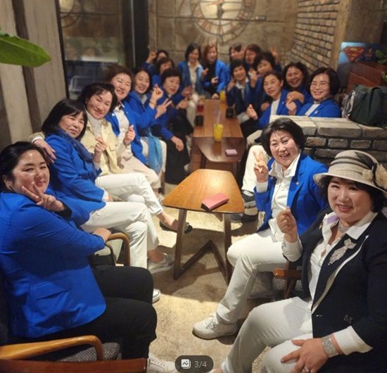 김아영은 2023년 여수오동도 전국가요제 금상을 수상하며 주목을 받았고, '사랑불' 외에도 '더덩실' '꽃구름' '변산반도 채석강' 등의 노래를 발표했다. /스카이이엔티