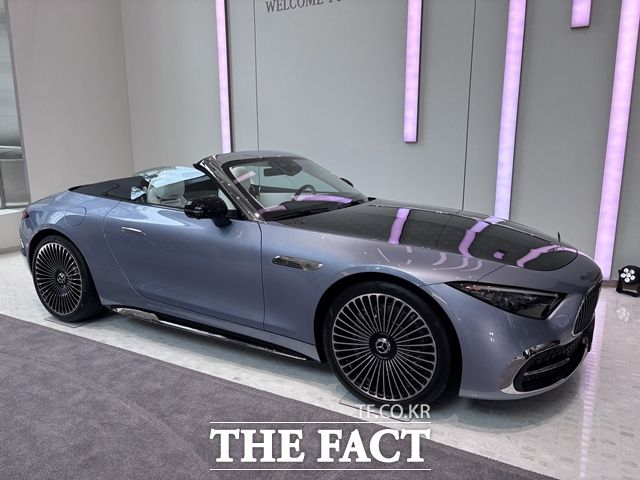 입구 정면에는 메르세데스-마이바흐 SL 680이 국내 최초로 공개돼 있다. 메르세데스-마이바흐 SL 680. /황지향 기자