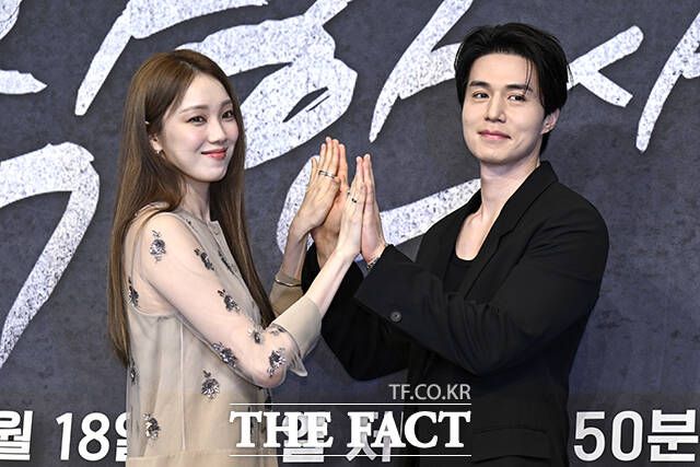 배우 이성경(왼쪽)이 이동욱과의 연기 호흡에 대해 "보고만 있어도 몰입이 잘 돼서 자연스러운 연기가 나왔다"고 회상했다. /장윤석 기자