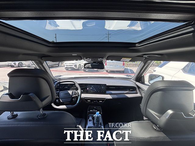 파노라마 선루프를 적용한 액티언 하이브리드 실내. 개방감 있는 설계와 슬림한 센터패시아 구조가 눈에 띈다. /황지향 기자