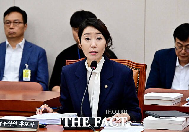 질의에 답변하는 강선우 여성가족부 장관 후보자.