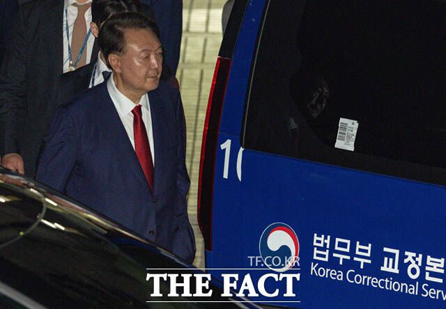 윤석열 전 대통령이 9일 서울 서초구 서울중앙지방법원에서 열린 2차 구속 전 피의자 심문(영장실질심사)을 마친 뒤 서울구치소로 향하고 있다. /사진공동취재단