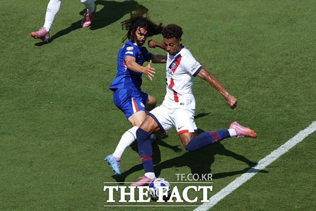 전반 16분 선제골 찬스를 무산시킨 PSG의 데지레 두에(오른쪽)./이스트 러더퍼드=AP.뉴시스