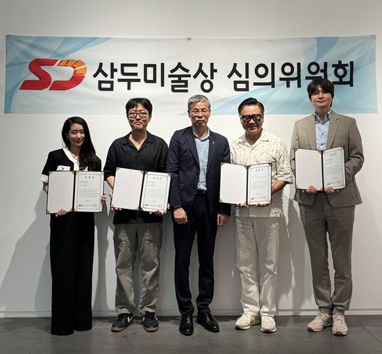 경희대학교 조소과 졸업한 이길래 작가는 총 400점 만점 중 388점의 높은 점수를 받았으며, 안현정(성균관대 학예실장), 전동희(파라다이스시티 아트팀 총괄 디렉터), 이진명(미술평론가), 이광기(갤러리끼 대표, 사진 오른쪽에서 두번째)가 심의위원으로 참여했다. /갤러리끼