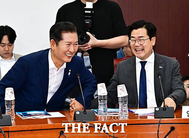 더불어민주당 차기 당대표를 선출하는 전국당원대회가 충청권을 시작으로 막을 올린다. 당대표 선거에 나선 정청래(왼쪽) 의원과 박찬대 의원이 지난 2일 국회에서 열린 검찰개혁 토론회에 참석한 모습. /배정한 기자