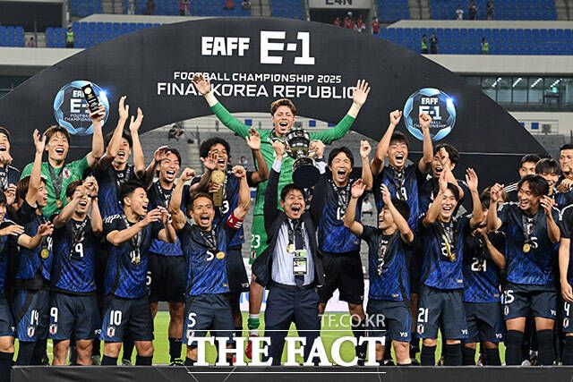 동아시안컵 우승 트로피 들어올리는 모리야스 하지메 일본 대표팀 감독(가운데).