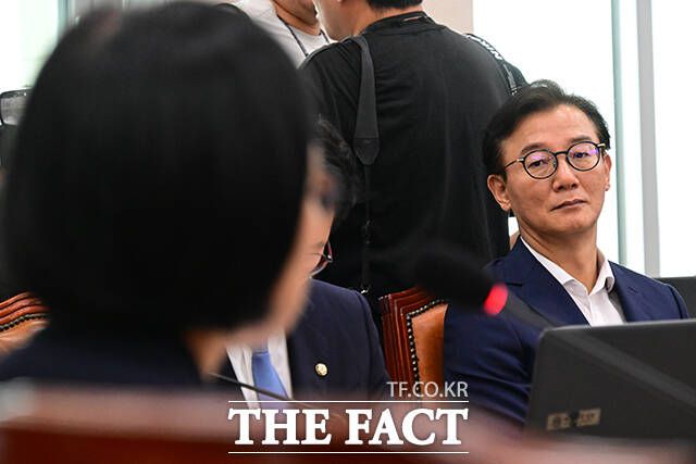 한성숙 중소벤처기업부 장관 후보자 바라보는 전재수 의원.