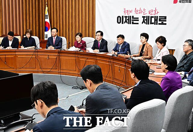 이런 상황 속 전당대회 흥행 가능성에 물음표가 찍힌다. 사진은 송언석 국민의힘 비상대책위원장 겸 원내대표가 8일 오전 서울 여의도 국회에서 열린 정책조정회의에 참석해 모두발언을 하고 있는 모습. /배정한 기자