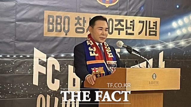 제너시스BBQ가 창사 30주년을 맞아 세계적인 축구 구단 FC바르셀로나를 초청해 FC서울과 대결을 펼치는 '서울 매치'를 후원한다. 윤홍근 회장이 지난달 10일 열린 창사 30주년 기념 FC바르셀로나 서울 매치 기자간담회에서 말하고 있다. /문은혜 기자