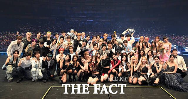 '2025 더팩트 뮤직 어워즈'는 동서양의 문화가 어우러진 빛과 예술의 도시 마카오에서 대한민국 최고의 프리미엄 K팝 시상식다운 압도적인 퀄리티와 풍성한 라인업, 국내외 팬들을 모두 만족시킬 수 있는 초호화 스페셜 무대들을 선보일 전망이다. 사진은 지난해 9월 일본 오사카 '교세라 돔 오사카'에서 '2024 더팩트 뮤직 어워즈'가 열린 가운데 출연 아티스트들이 관객들과 기념촬영하는 모습. /더팩트 DB