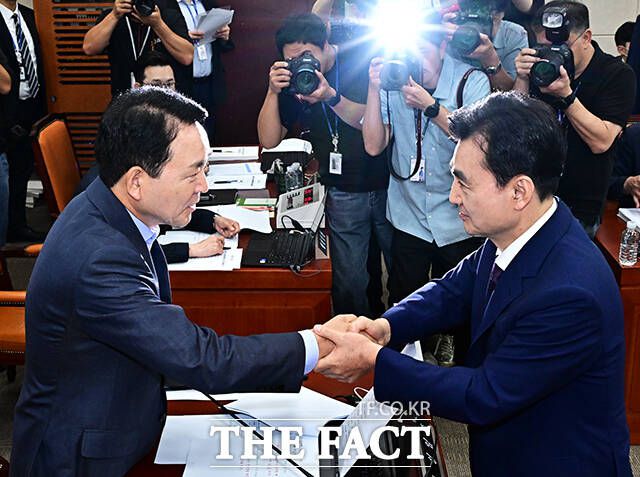 안규백 국방부 장관 후보자가 15일 오전 서울 여의도 국회에서 열린 인사청문회에 참석해 증인 선서를 마친 뒤 성일종 국방위원장에게 선서문을 제출한 뒤 악수하고 있다. /국회=배정한 기자