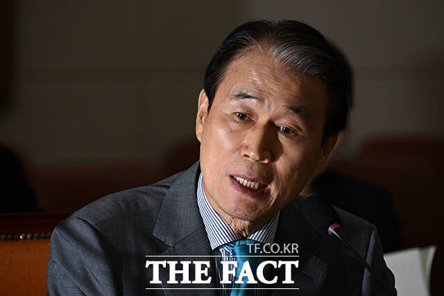 권오을 국가보훈부 장관 후보자가 15일 서울 여의도 국회 정문위원회에서 열린 인사청문회에 참석해 질의에 답하고 있다. /국회=박헌우 기자