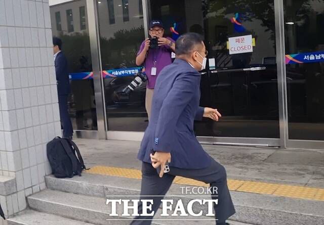 윤관 블루런벤처스 대표가 법원 내부로 뛰어 들어가고 있다. /이성락 기자