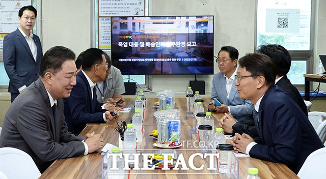 박대준 쿠팡 대표이사와 대화 나누는 김 직무대행(왼쪽)