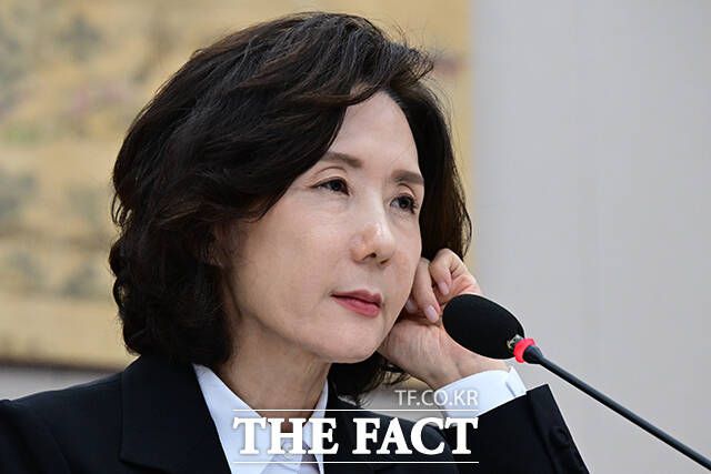 귀 만지면 의원 질의 듣는 이진숙 후보자.