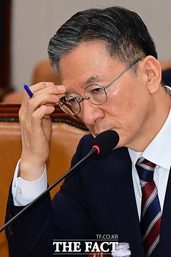 의원 질의 자료보며 생각에 잠긴 정성호 후보자.