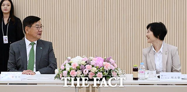 대화 나누는 황영기 초록우산 회장(왼쪽)과 이스란 보건복지부 제1차관.