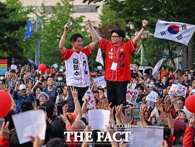 당의 기류를 관망하던 당권 주자들의 발걸음이 분주해졌다. 사진은 한동훈 전 국민의힘 대표(오른쪽)가 지난 5월26일 오후 서울 도봉구 방학사거리에서 열린 당시 김문수 국민의힘 대선 후보의 노원·도봉·강북 집중유세 현장을 찾아 김 후보와 함께 지지를 호소하고 있는 모습. /남윤호 기자