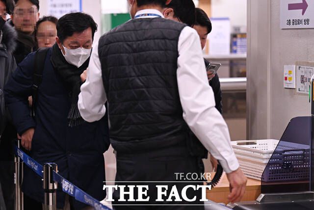 대선 이후로 미뤄졌던 대장동 개발특혜 의혹 재판이 이재명 대통령을 제외하고 정진상 전 더불어민주당 당 대표실 정무조정실장에 대해서만 다시 시작됐다. 정 전 실장이 지난 2월 서울 서초구 서울중앙지법에서 열린 '대장동 배임·성남FC 뇌물' 관련 재판에 출석하고 있다. /이새롬 기자