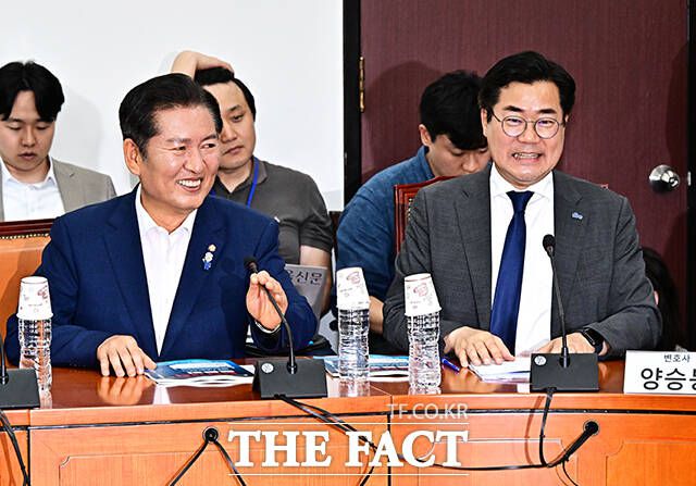 박찬대 더불어민주당 당대표 후보(오른쪽)가 15일 "썩은 국회의원 배지를 국민이 직접 뗄 수 있게 하겠다"며 국회의원 국민소환제 도입을 포함한 '정치·정당개혁 10대 공약'을 발표했다. /국회=배정한 기자