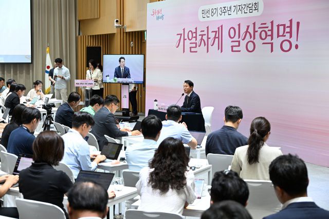 오세훈 서울시장이 16일 민선8기 취임3주년 기자간담회에서 질의에 답변하고 있다. /서울시