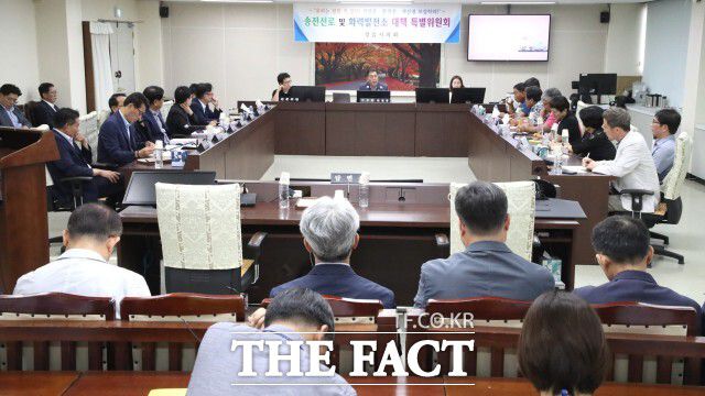 정읍시의회 송전선로 및 화력발전소 대책 특별위원회가 15일 시민단체와 간담회를 열었다. / 정읍시의회