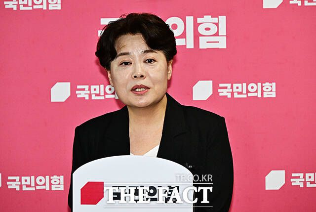 윤희숙 국민의힘 혁신위원장이 16일 "과거와의 단절에 저항하고 당을 탄핵의 바다에 밀어 넣고 있는 나경원·윤상현·장동혁 의원과 송언석 비상대책위원장은 스스로 거취를 밝히라"고 촉구했다. 사진은 윤 위원장이 지난 9일 오후 서울 여의도 국회에서 취재진의 질문에 답변하는 모습. /배정한 기자