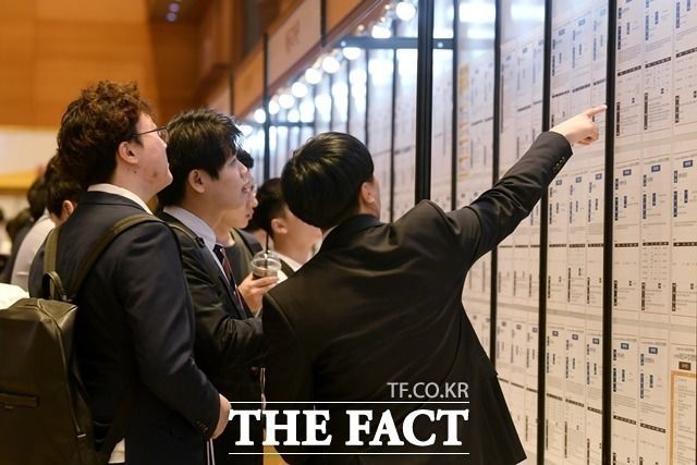 주요 대기업 67곳 중 절반 이상은 최근 2년 새 20대 청년 고용을 약 5만명 줄인 것으로 조사됐다. 취업박람회에서 채용공고 게시판을 보고 있는 구직자들. /더팩트 DB