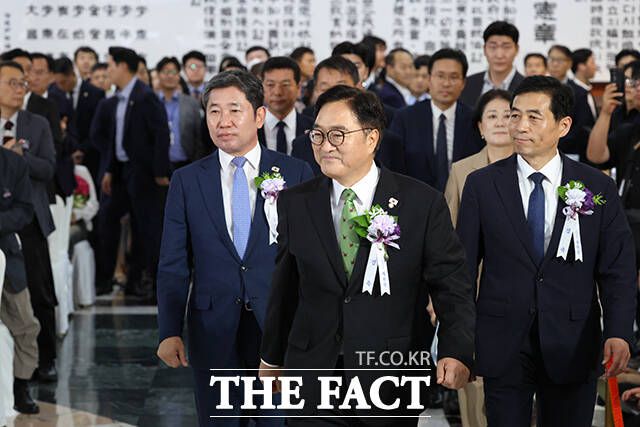 경축식 행사장 입장하는 우원식 국회의장과 참석자들.