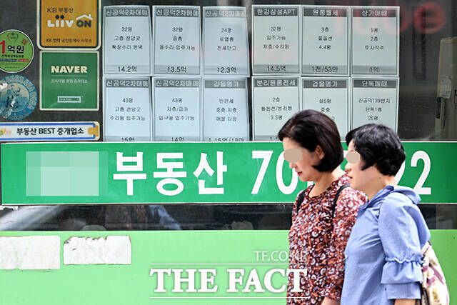 정부가 지난달 27일 강력한 대출 규제 정책을 내놓은 이후 임대시장에서 '전세의 월세화'가 가팔라진 모습이다. /더팩트 DB