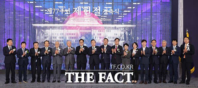 기념사진 촬영하는 우원식 국회의장과 정대철 헌정회장, 김병기 더불어민주당 당대표 직무대행 겸 원내대표, 송언석 국민의힘 비상대책위원장 겸 원내대표를 비롯한 참석자들.