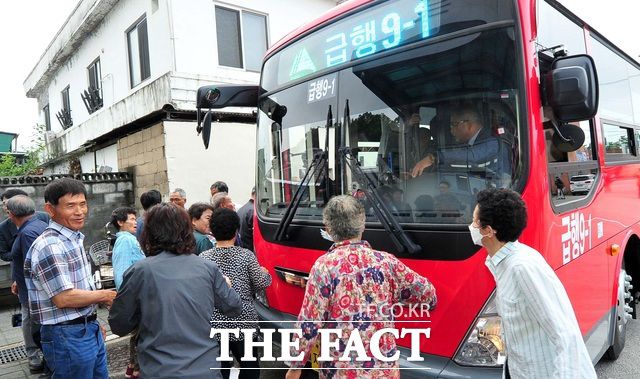 대구시 통합 후 광역 대중교통망에 포함되면서 급행버스 4개 노선이 신설돼 대구 도심 접근성이 크게 향상됐고, 도로망 확충과 도시계획 연계도 속도를 내며 실질적인 생활권 통합이 이뤄지고 있다. /군위군