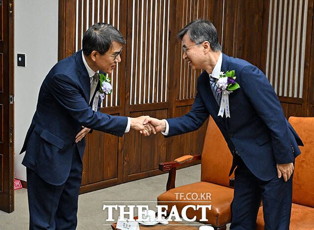 인사하는 노태악 중앙선거관리위원회 위원장과 최재해 감사원장.