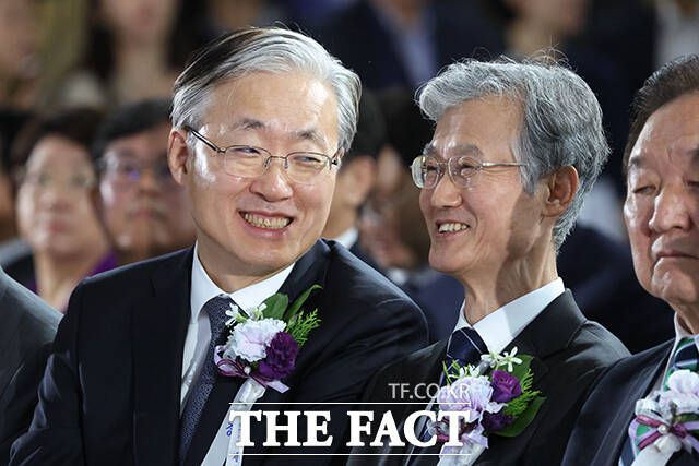 밝은 표정으로 대화하는 김형두 헌법재판소장 권한대행과 조희대 대법원장.