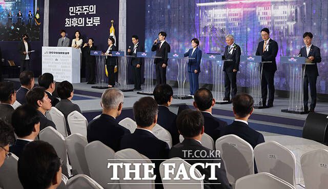 제헌헌법 전문 낭독하는 국회 원내정당 대표 의원들.