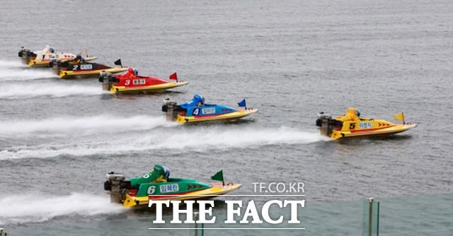 6명의 선수들이 일제히 속도를 내며 경주를 시작하고 있다./국민체육진흥공단