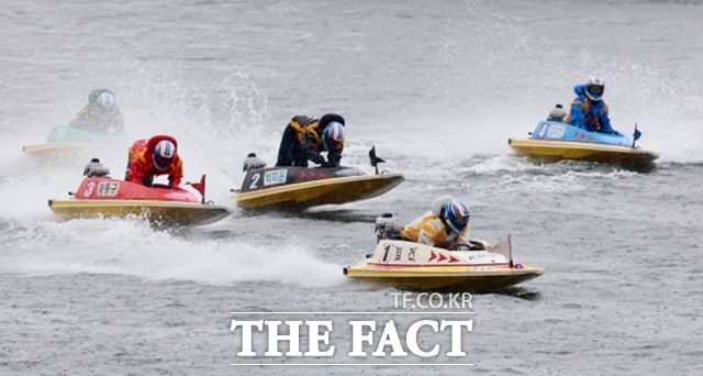 1코스 임 건은 2턴 마크에서 황동규를 따라잡은 후 거침없이 내달려 가장 먼저 결승선을 통과했다./국민체육진흥공단