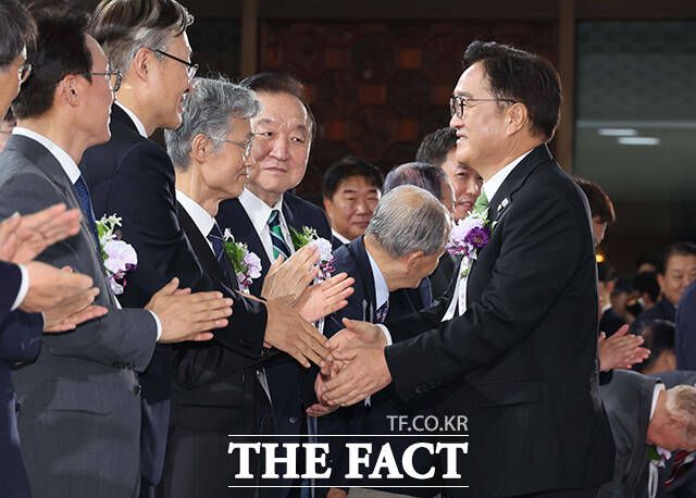 참석자들과 인사하는 우원식 국회의장.