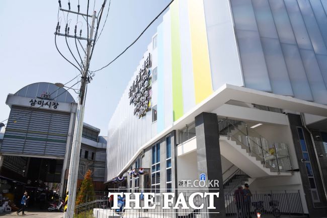 삼미시장 초입에 있는 삼미복합센터. 편의시설과 주차장이 조성돼 있다./시흥시