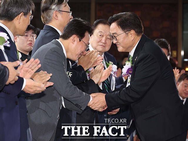 김민석 국무총리와 인사하는 우원식 국회의장.