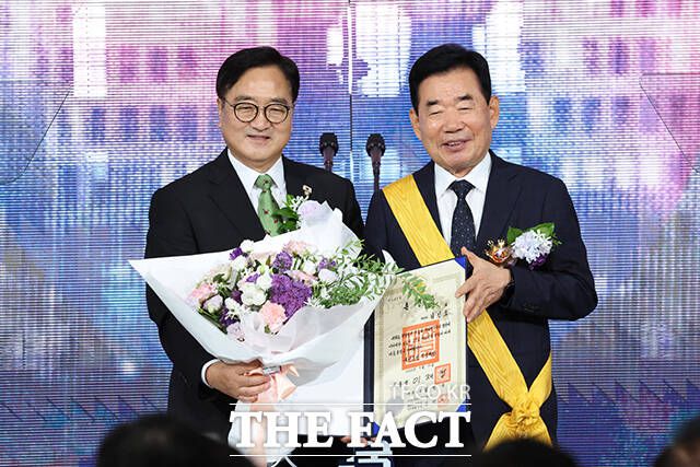 김진표 전 국회의장에게 국민훈장 수여하는 우원식 국회의장.