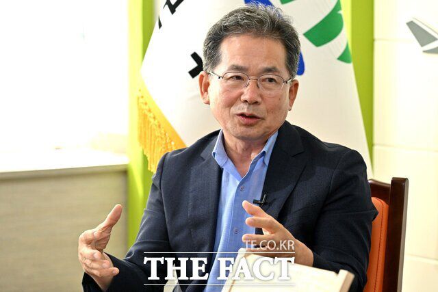 취임 3주년을 맞은 김진열 군위군수가 더팩트 기자와 인터뷰를 하고 있다. /군위군