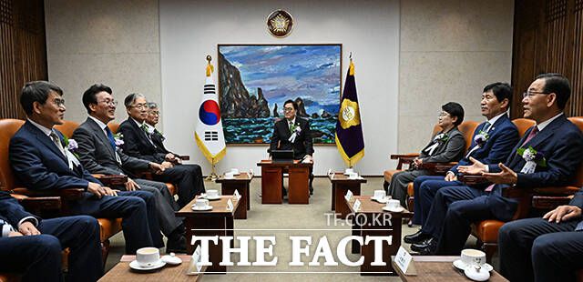 4부요인 및 감사원장, 여야 지도부 등과 환담 갖는 우원식 국회의장.