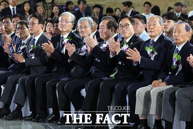 영상 시청하는 우원식 국회의장과 참석자들.