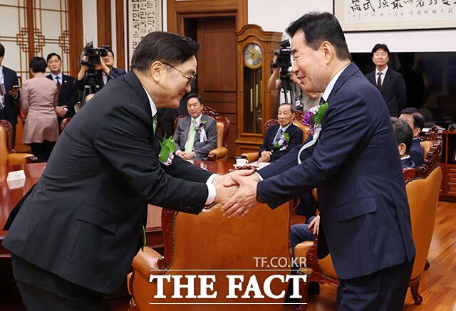 김진표 전 국회의장과 인사하는 우원식 국회의장.