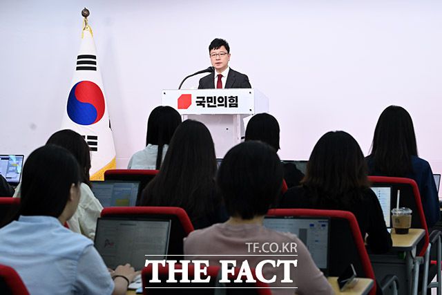 혁신위원회 회의 결과 브리핑하는 호 혁신위원.