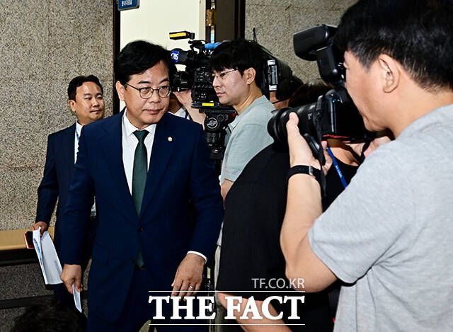 국민의힘 지도부와 당 소속 법사위원들이 18일 우원식 국회의장에게 "국회 압수수색에 대한 영장 남발에 수사기관·사법부에 자제하라는 대국민 메시지를 내달라"고 요청했다. /배정한 기자