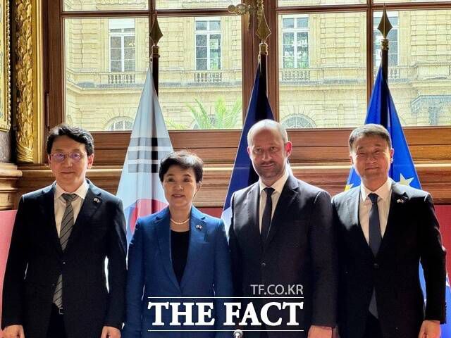 특사단은 17일 로익 에르베 프랑스 상원 부의장을 만나 신정부의 대외정책 기조를 설명했다. 사진은 강 단장과 한병도, 천준호 의원이 로익 에르베 상원 부의장을 만나 기념 촬영을 하는 모습. /외교부