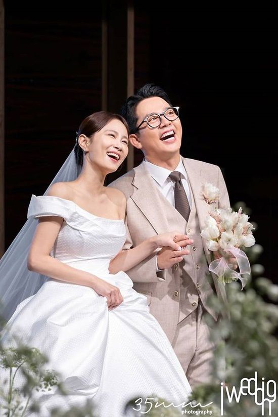 김준호는 95년 SBS 개그맨 공채 5기와 98년 KBS 14기로, 김지민은 2006년 KBS 공채 21기로 방송에 입문했다. 작년 11월 처음 결혼 소식을 알린 지 8개월만에 부부가 됐다. /아이웨딩